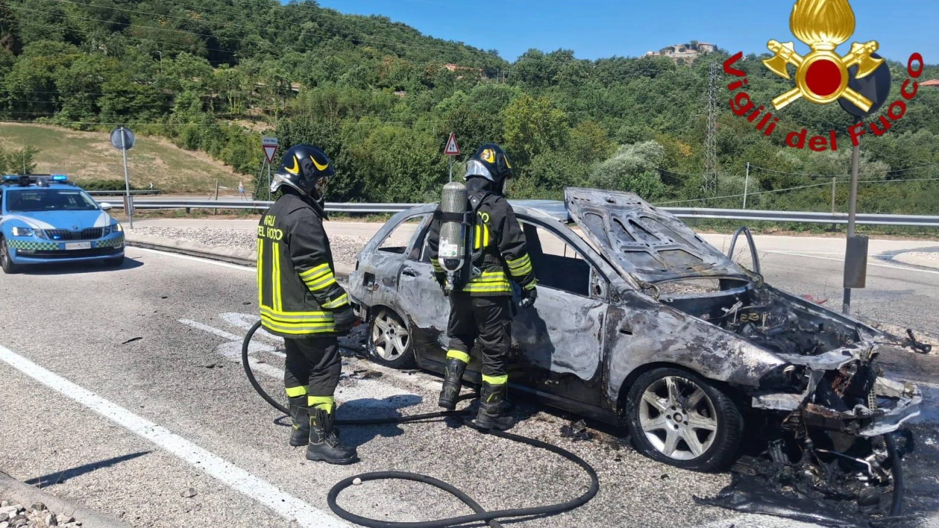 Pettoranello del Molise: autovettura in fiamme. Intervengono i Vigili del Fuoco di Isernia.