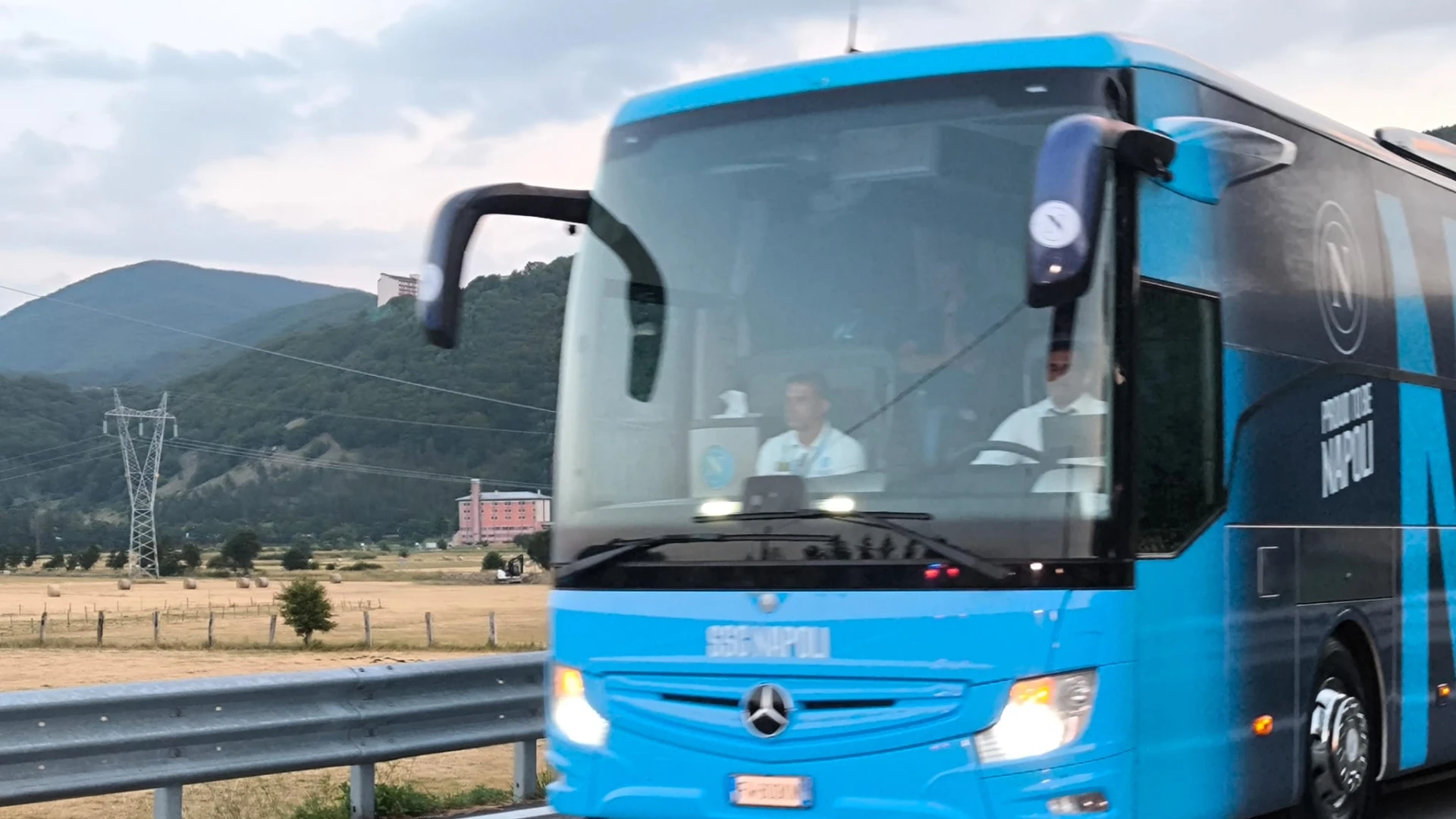 Il Napoli arriva a Rivisondoli. Rivedi la diretta della nostra redazione dall'Aqua Montis. /LIVE.