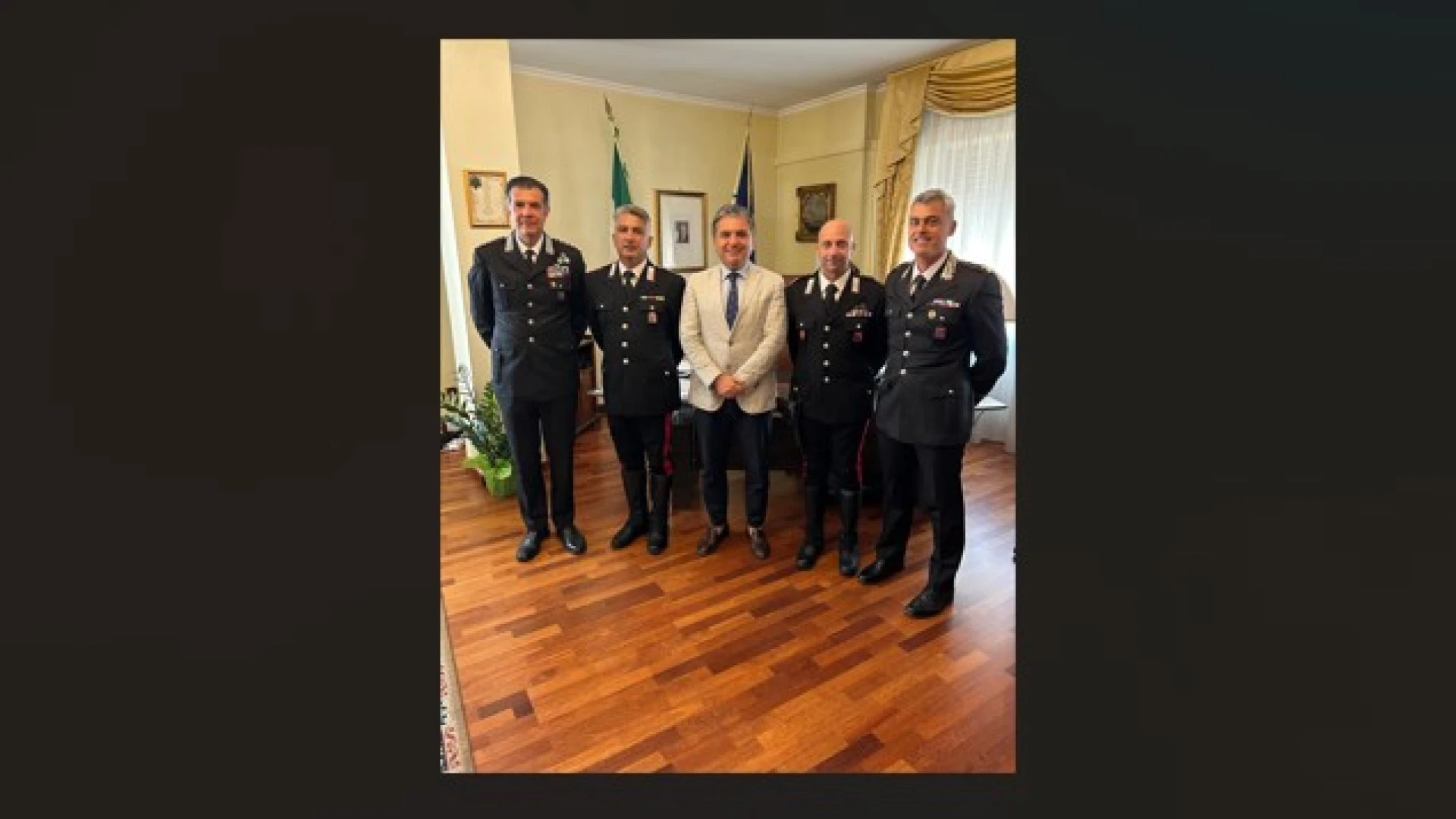 Carabinieri arrestano aggressore nel centro storco di Isernia. Il Prefetto Montella ringrazia i militari e ribadisce l’impegno per la sicurezza.