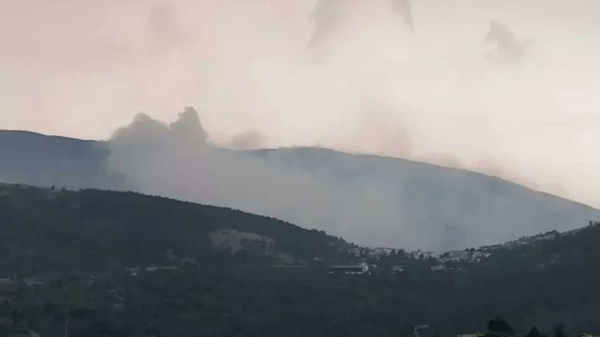 Il vento riaccende il rogo nell'Aquilano, emergenza in Abruzzo