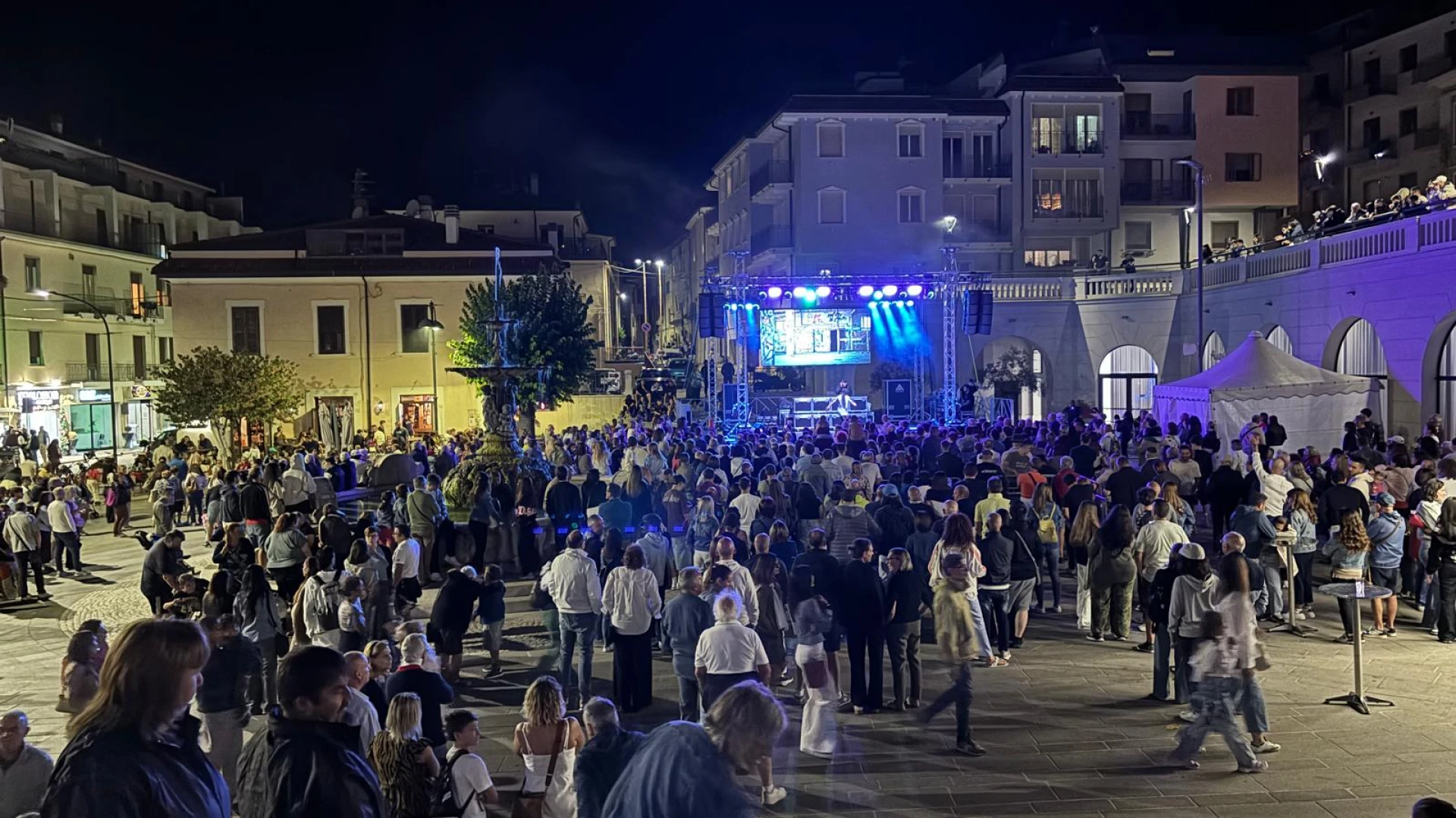 Castel di Sangro, Piazza Plebiscito si trasforma in una discoteca a cielo aperto con “Voglia 90”