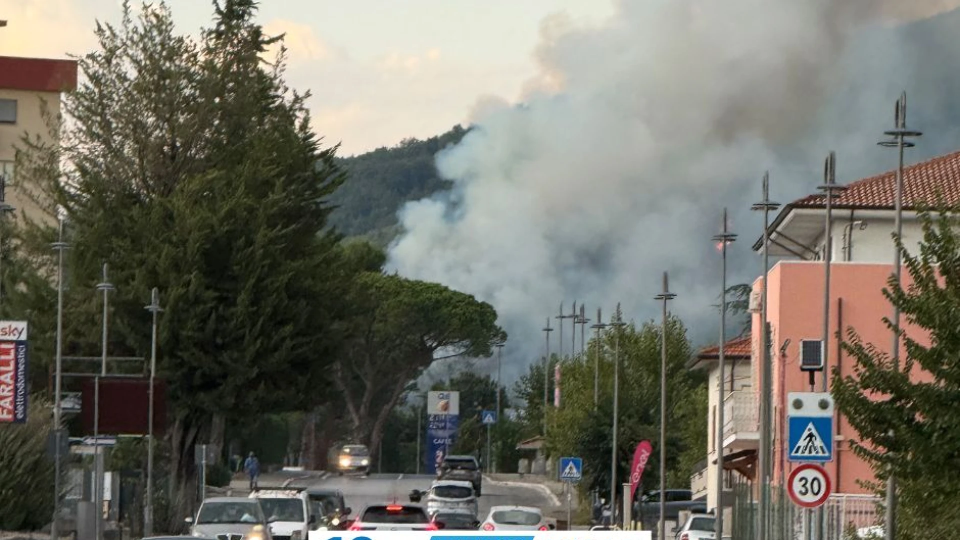 Isernia: incendio in corso nella zona collinare al confine con Miranda. La coltre di fumo visibile in città. (FOTO)