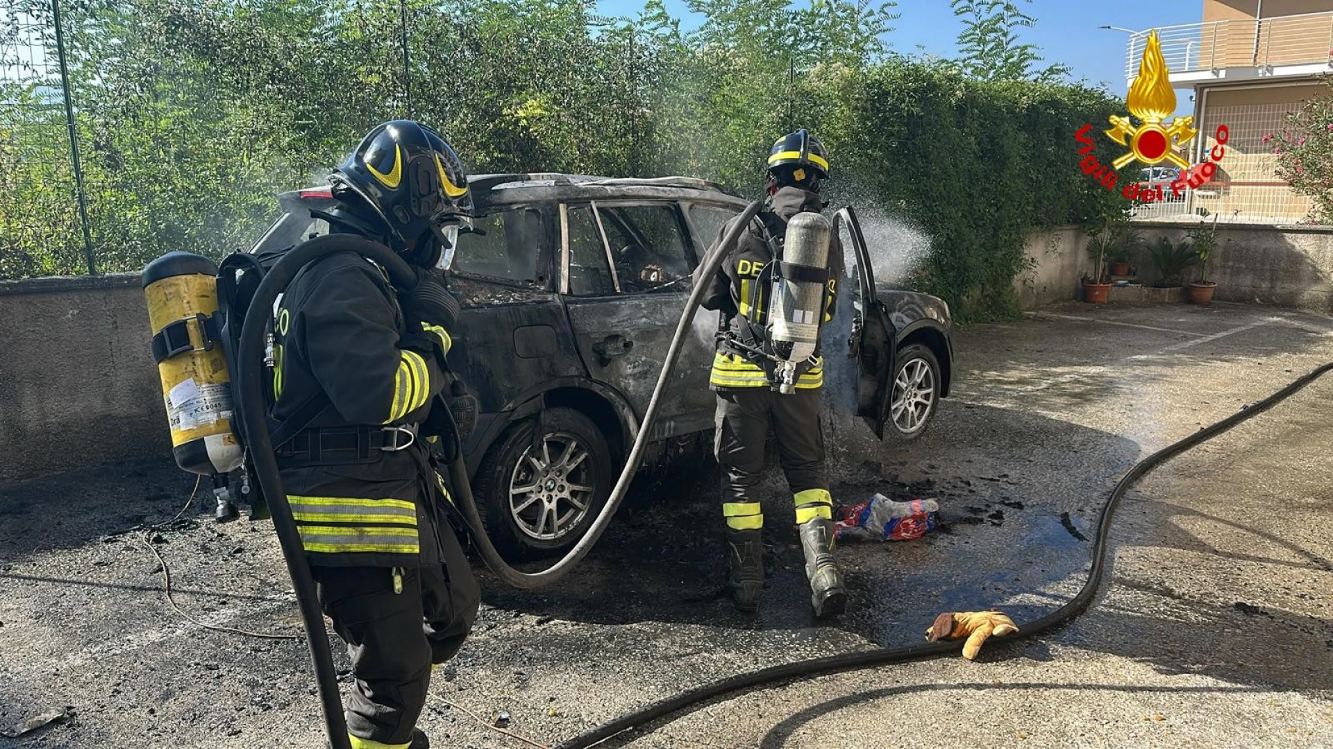 Isernia: auto a fuoco, intervento dei Vigili del Fuoco.