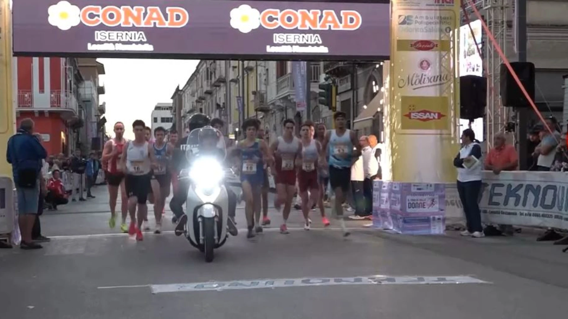 La Corrisernia incanta pubblico ed appassionati di atletica. Spettacolo nel miglio delle donne e nella corsa all’americana. (GUARDA IL SERVIZIO)
