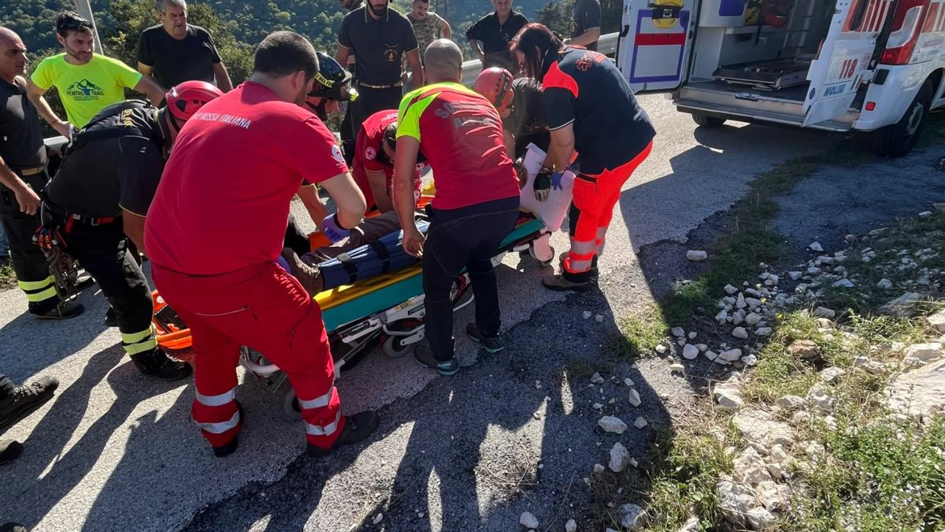 Sesto Campano: il soccorso Alpino impegnato nel recupero di persona ferita.