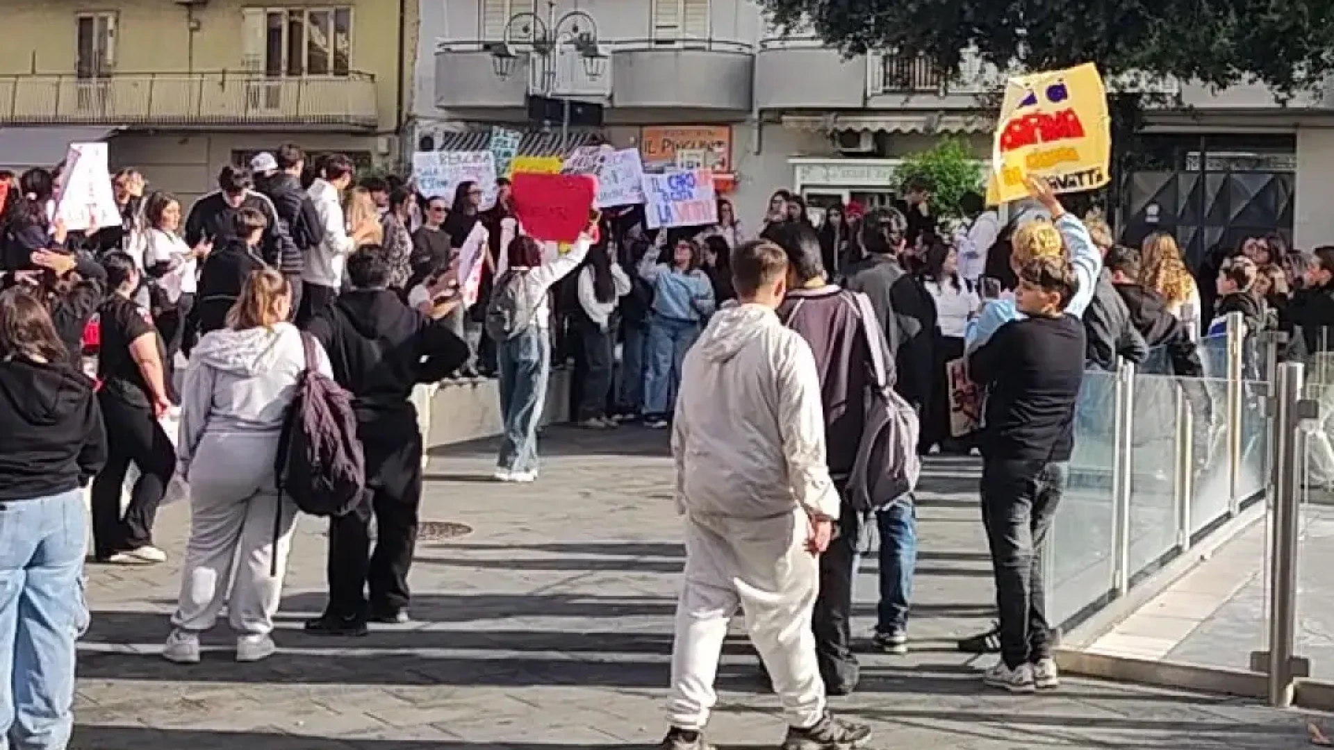 Lunedì 26 ottobre oltre 2.000 studenti dell’Isernino in piazza contro il carovita e a favore della scuola pubblica